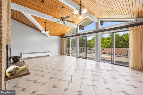 Empty room, Interior, Pendant Lights, Sun Room, Wooden Ceilings