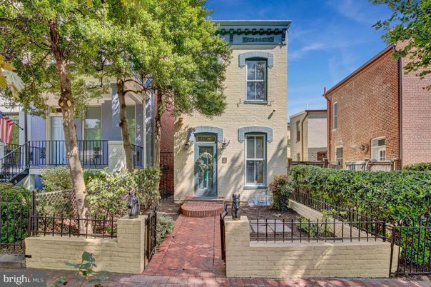 Exterior, Facade, Brick Facade, Rowhouse