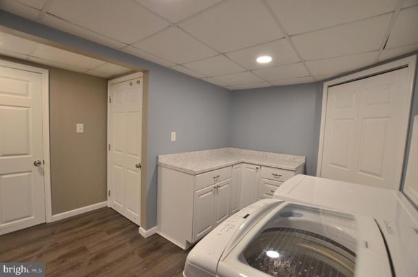 Interior, Recessed Lighting, Washer, Wood Texture Flooring