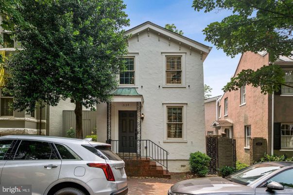Exterior, Facade, Rowhouse
