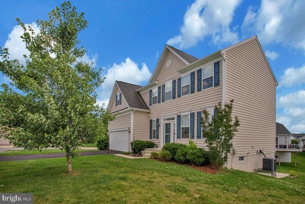 Attached, Exterior, Facade, Farmhouse
