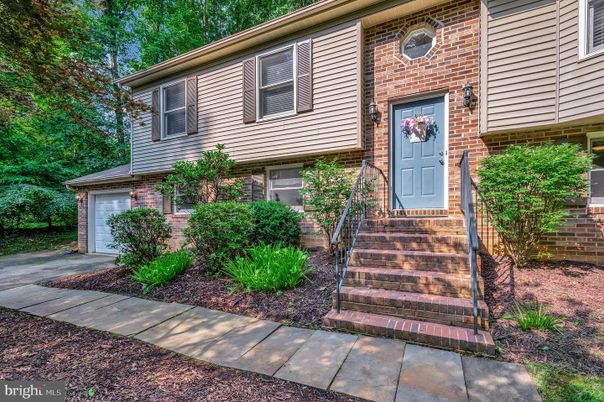 Attached, Exterior, Facade, Brick Facade, Raised Ranch