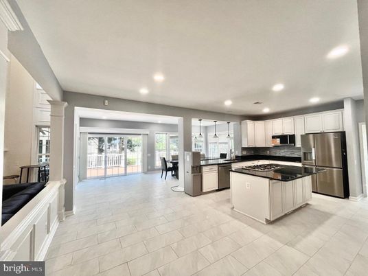 Dining room, Interior, Kitchen, Pendant Lights, Recessed Lighting, Stainless Steel Appliances