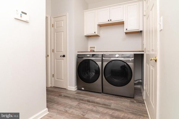 Interior, Washer, Wood Texture Flooring