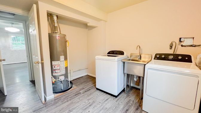 Interior, Utility Closets, Washer, Wood Texture Flooring