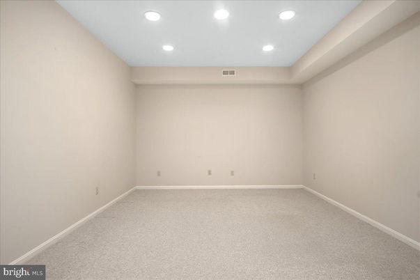 Empty room, Interior, Recessed Lighting
