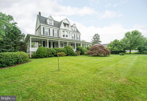 Backyard, Exterior, Facade, Queen Anne Victorian