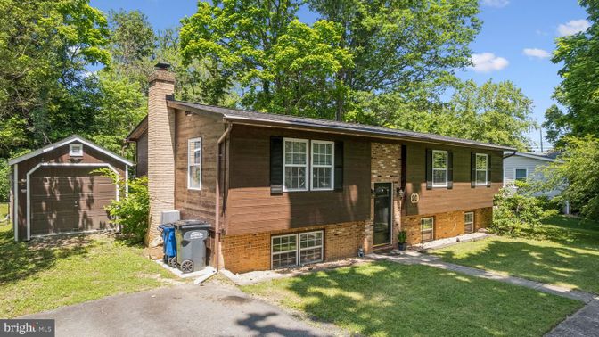 Exterior, Facade, Brick Facade, Raised Ranch