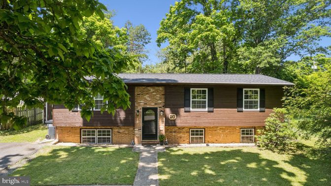 Exterior, Facade, Brick Facade, Raised Ranch