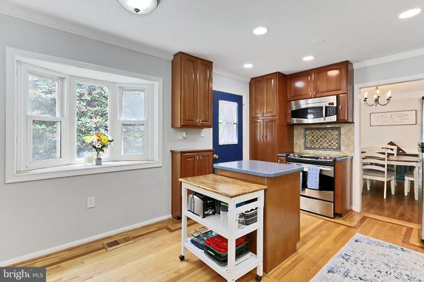 Chandelier, Dining room, Interior, Kitchen, Recessed Lighting, Stainless Steel Appliances, Wood Texture Flooring