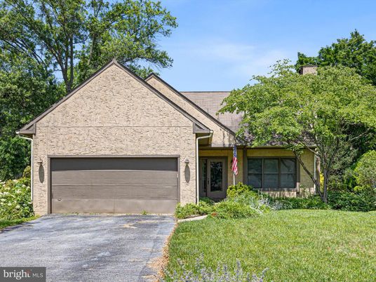 Attached, Exterior, Facade, Brick Traditional