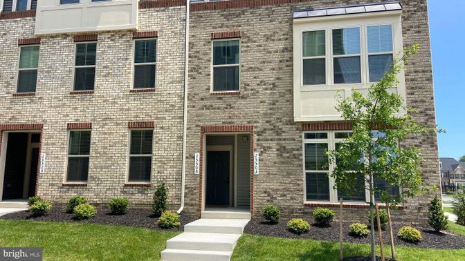 Exterior, Facade, Brick Facade, Rowhouse