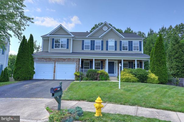 Attached, Exterior, Facade, Farmhouse