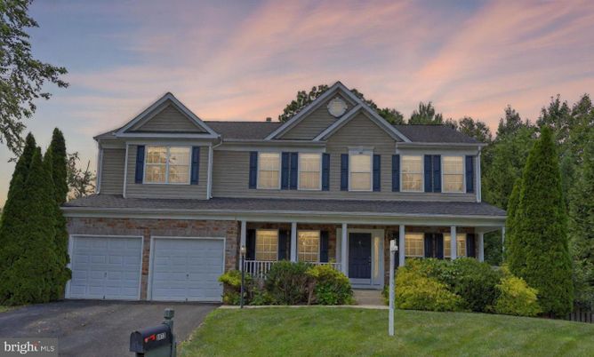 Attached, Exterior, Facade, Farmhouse