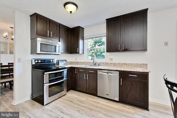 Chandelier, Dining room, Interior, Kitchen, Stainless Steel Appliances, Wood Texture Flooring
