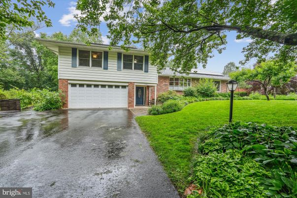 Attached, Exterior, Facade, Brick Facade, Raised Ranch