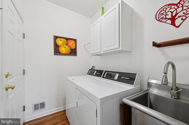 Interior, Washer, Wood Texture Flooring