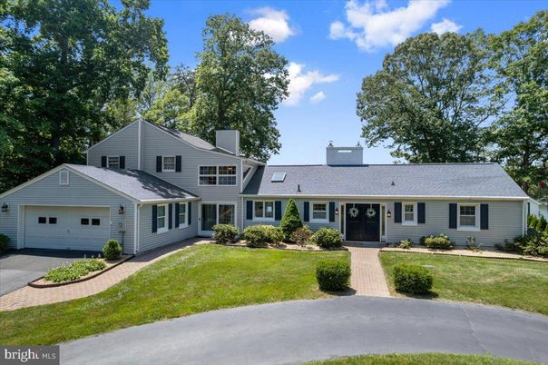Attached, Exterior, Facade, Ranch