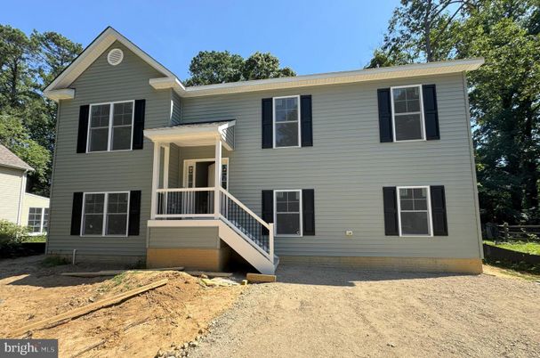 Exterior, Facade, Raised Ranch