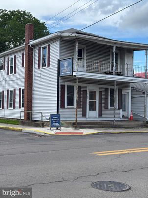 Exterior, Facade, Rowhouse