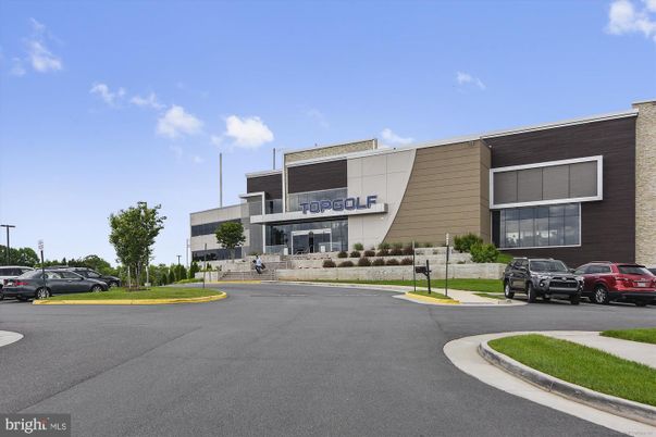 Exterior, Facade, Modern