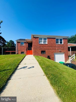 Attached, Exterior, Facade, Brick Facade, Raised Ranch