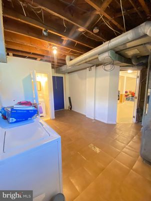 Interior, Washer, Wooden Beams