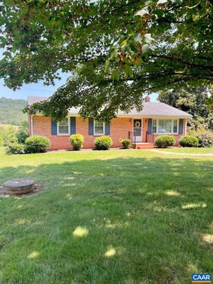 Backyard, Exterior, Facade, Brick Facade, Ranch