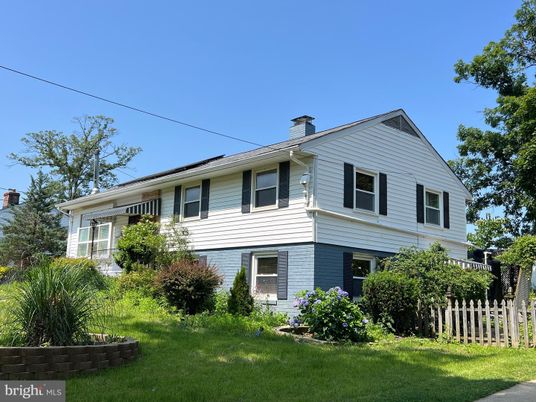 Exterior, Facade, Raised Ranch