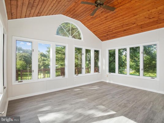 Empty room, Interior, Sun Room, Wooden Ceilings, Wood Texture Flooring