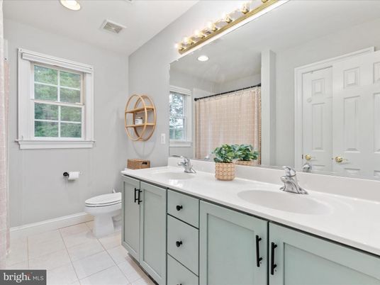 Bathroom, Dual Sink Vanities, Interior, Recessed Lighting