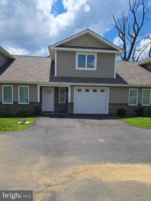 Attached, Exterior, Facade, American Craftsman
