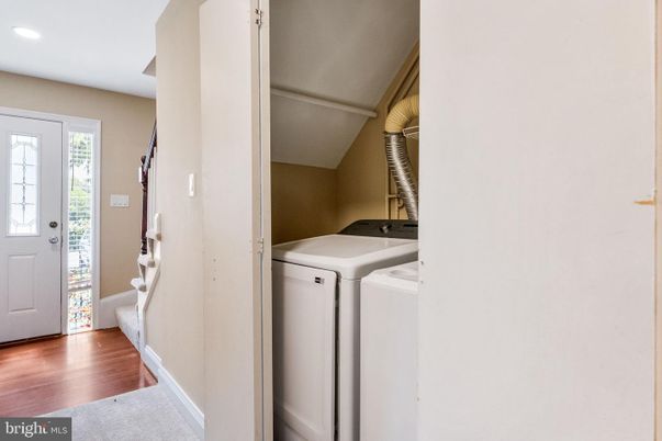 Interior, Recessed Lighting, Washer, Wood Texture Flooring