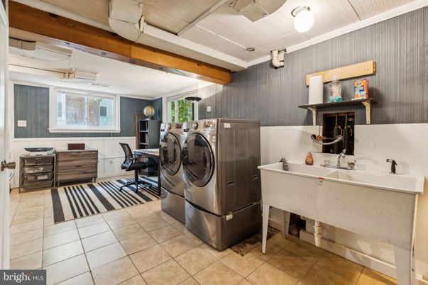 Interior, Washer, Wooden Beams