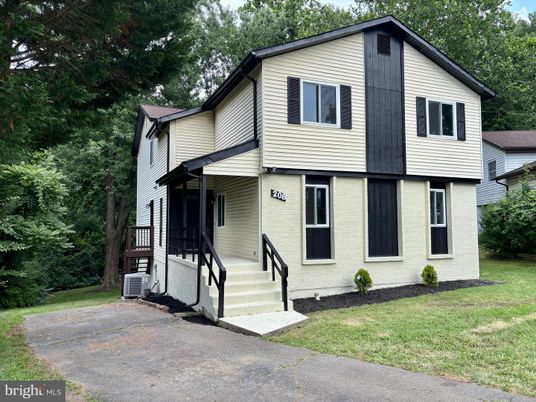 Exterior, Facade, Split Level