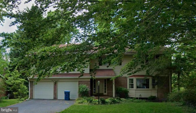 Attached, Exterior, Facade, Brick Facade, Split Level
