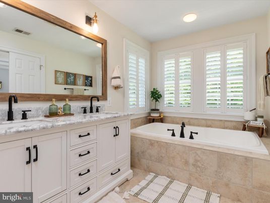 Bathroom, Dual Sink Vanities, Interior, Recessed Lighting
