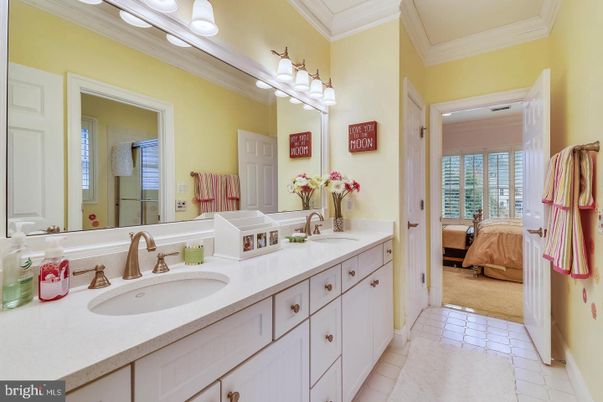 Bathroom, Bedroom, Dual Sink Vanities, Interior