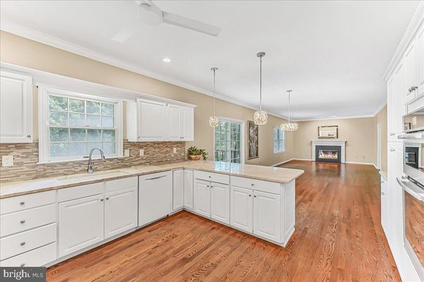 Fireplace, Interior, Kitchen, Pendant Lights, Recessed Lighting, Wood Texture Flooring