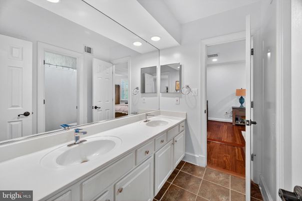 Bathroom, Dual Sink Vanities, Interior, Recessed Lighting