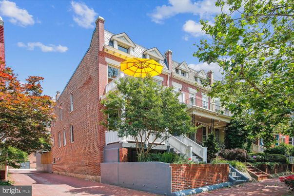 Exterior, Facade, Brick Facade, Rowhouse