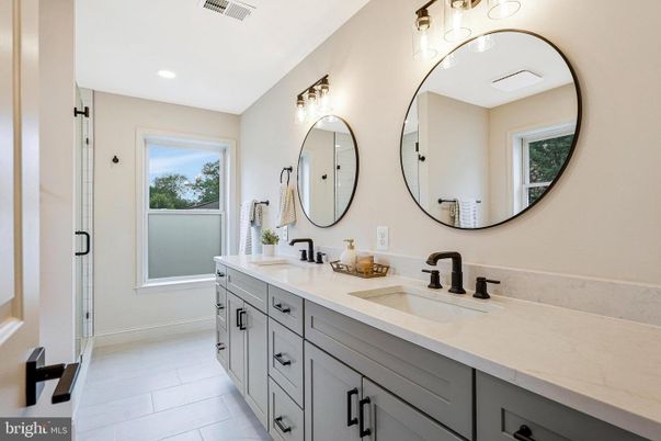 Bathroom, Dual Sink Vanities, Interior, Recessed Lighting