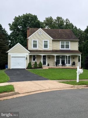 Attached, Exterior, Facade, Farmhouse