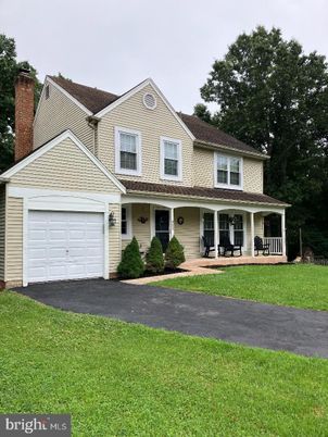 Attached, Exterior, Facade, Farmhouse