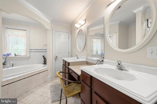 Bathroom, Dual Sink Vanities, Interior