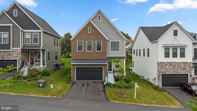 Attached, Exterior, Facade, Brick Facade, Rowhouse