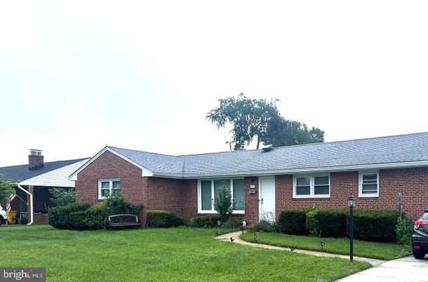 Exterior, Facade, Brick Facade, Ranch