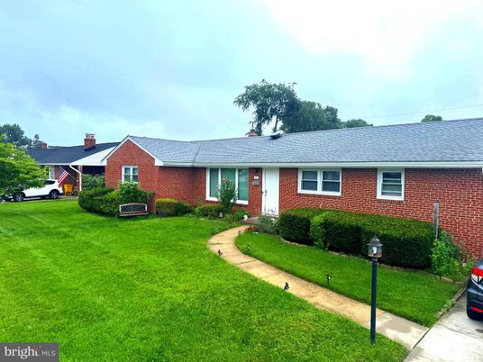 Exterior, Facade, Brick Facade, Ranch