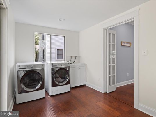 Interior, Recessed Lighting, Washer, Wood Texture Flooring