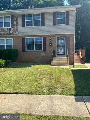 Exterior, Facade, Brick Facade, Raised Ranch
